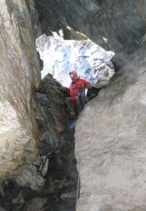 Jean dans le ressaut d'entre de la 1re grotte.